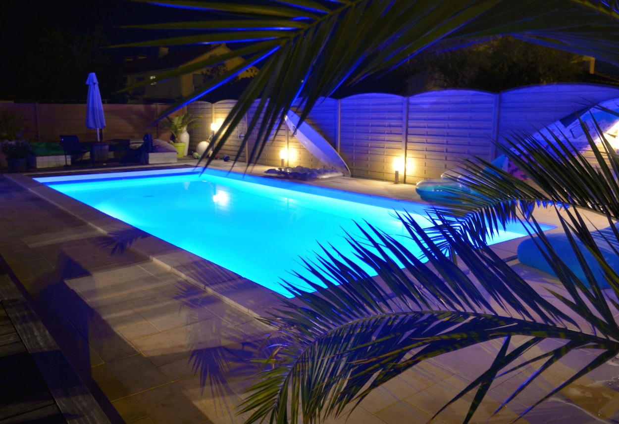 Piscina con iluminación LED