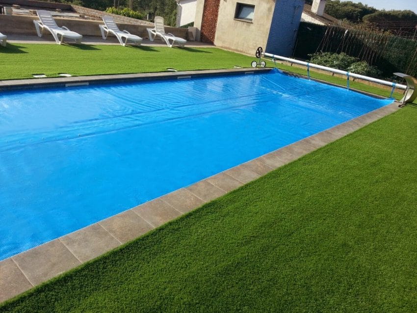 manta térmica sobre piscina